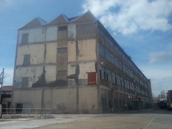 Démolition d'un ancien bâtiment industriel à Mosnes