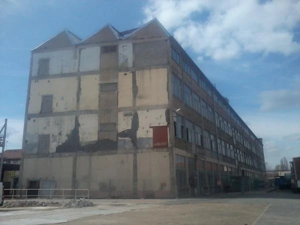 Démolition d'un ancien bâtiment industriel à Mosnes